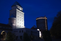 Behälterturm, Apparatehaus und Scheibengasbehälter bei Nacht