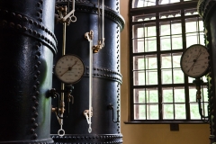 Windkessel mit Manometer