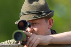 Jäger mit Büchse im Anschlag