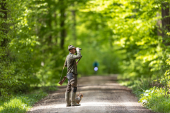 Jäger auf der Pirsch mit Jagdhund