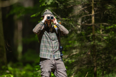 Jäger auf der Pirsch mit Fernglas