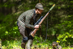 Jäger auf der Pirsch mit Jagdhund