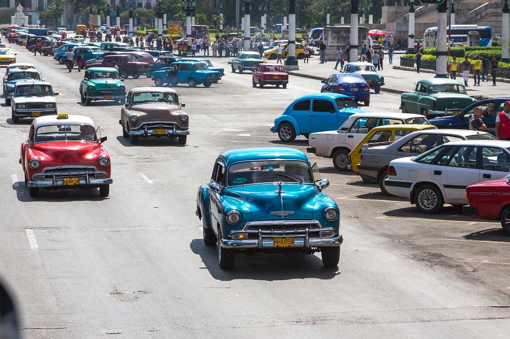 Havanna_Avenue mit Oldtimern