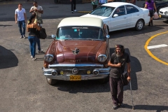 Havanna_Strassenszene mit Oldtimer und Che