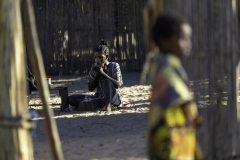 1_Madagaskar-Frau-traegt-Sonnenschutz-auf