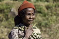 1_Madagaskar-Madagassin-mit-Kind