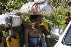 1_Madagaskar-Maedchen-mit-Traglast