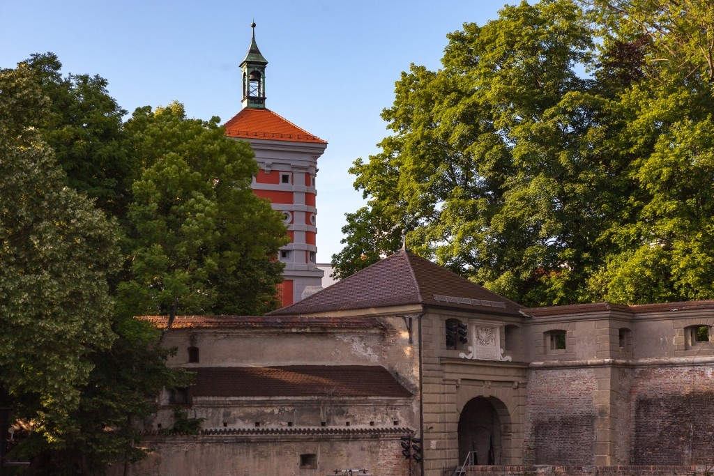 Rotes Tor mit Toranlagen Augsburg